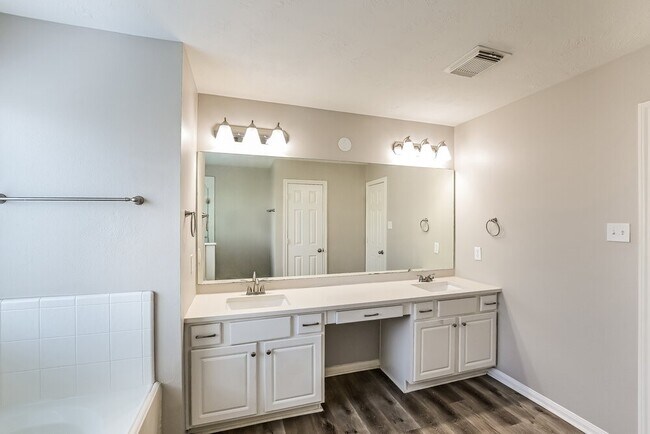 Building Photo - 5370 Kyla Cir
