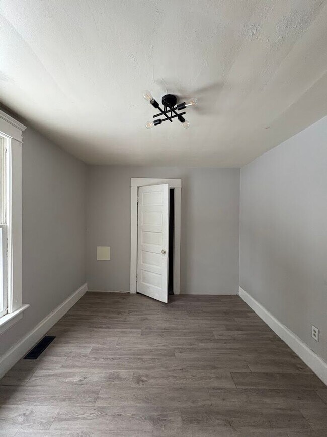 Building Photo - 96 Hall St