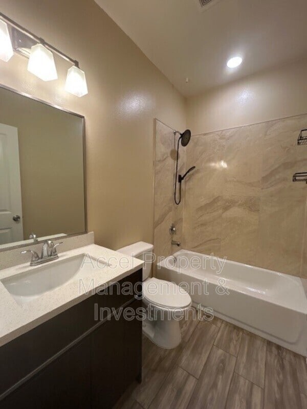 Building Photo - 1008 W La Pointe Ave