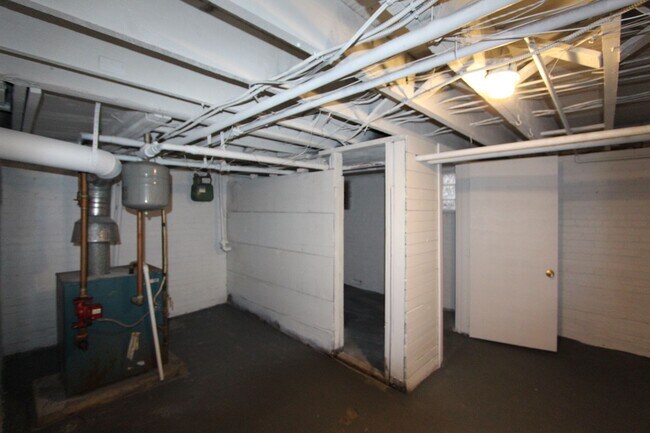 Building Photo - 1039 Mirror St