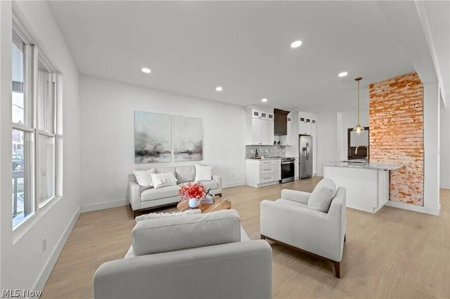 Building Photo - 1422 W 77th St