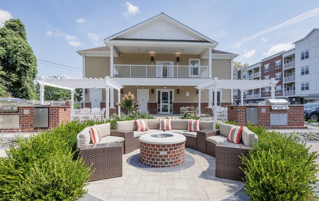 Building Photo - Luxury 1- & 2-Bedroom Apartments in Paramu...