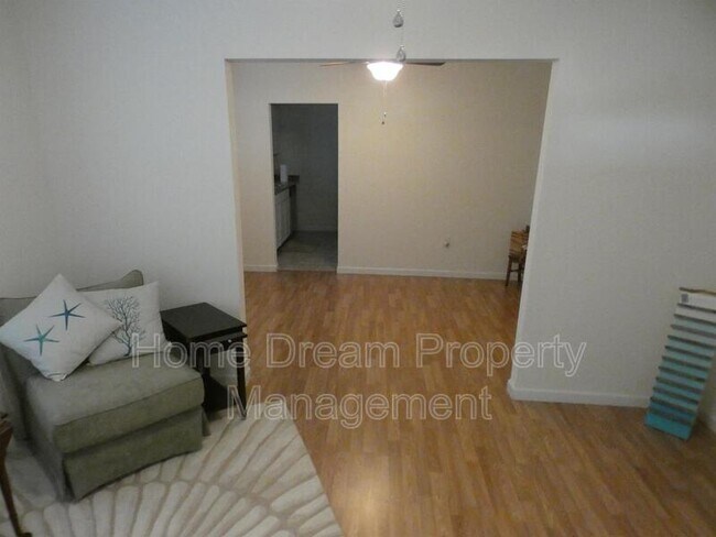 Building Photo - 930 Bryant Ave