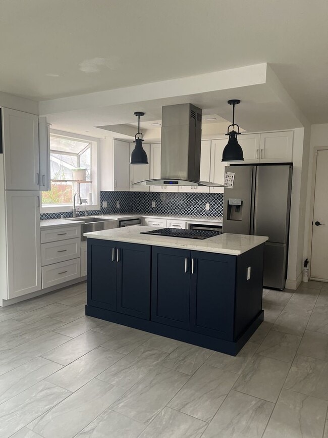Building Photo - Available Now!  4 bed/ 3bath Home in Edgew...