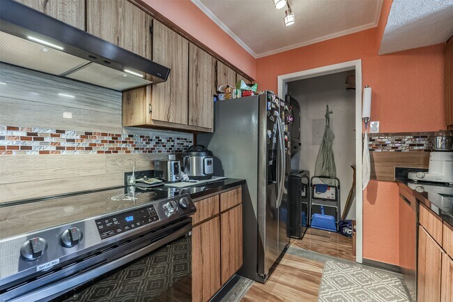 Building Photo - 3919 Fairmont Pkwy