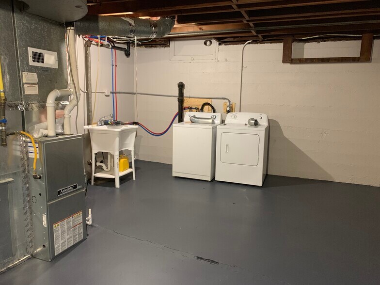 Full basement with washer/dryer and utility sink. - 1429 NE Mason St