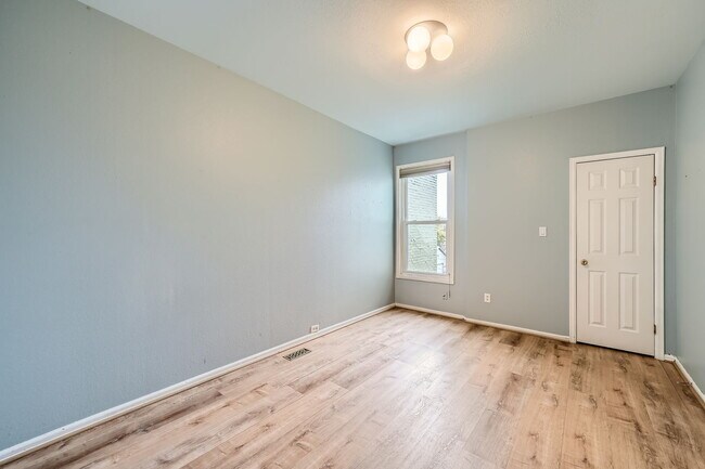 Building Photo - 823 E 22nd Ave