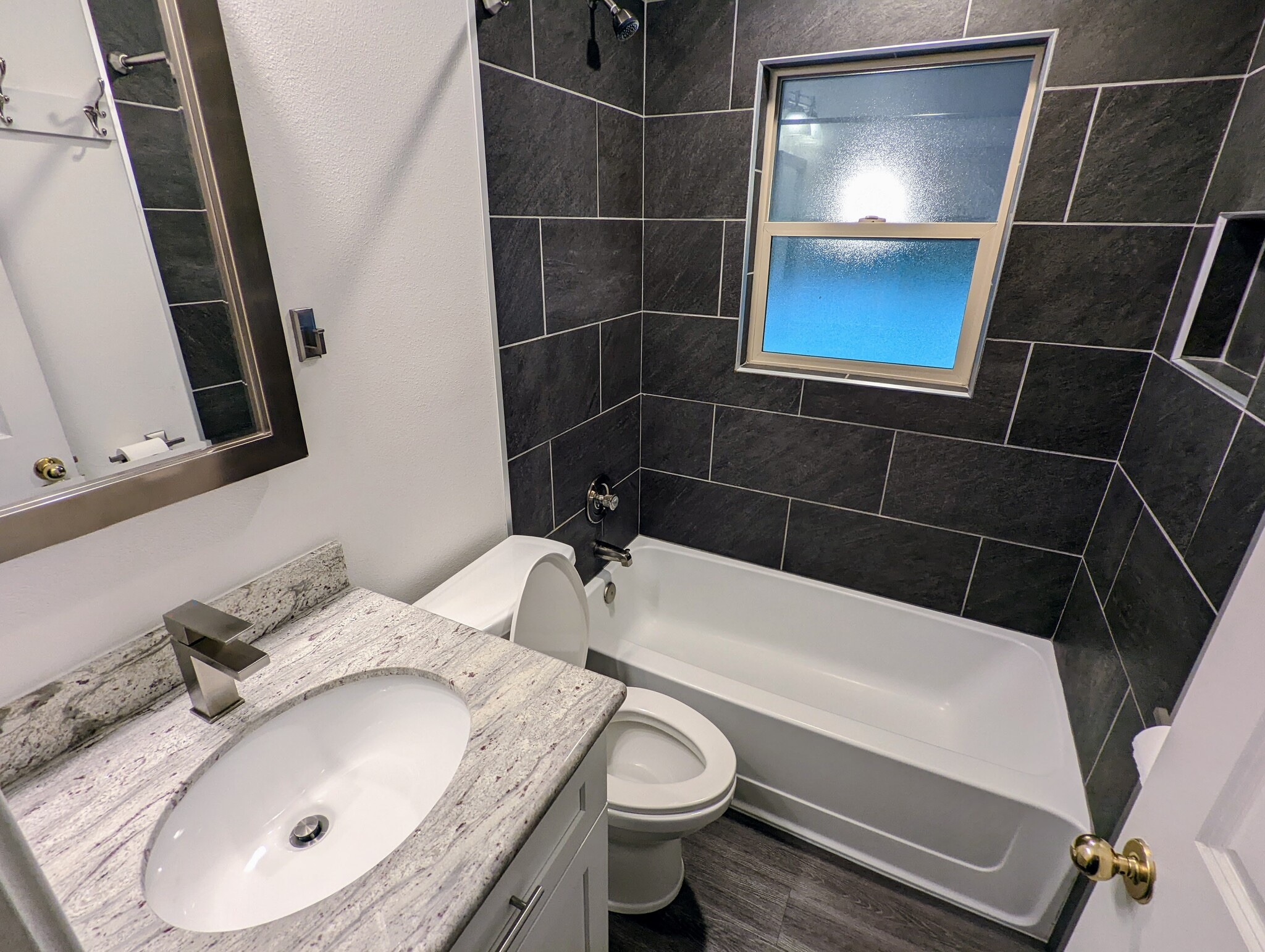 Tub/Shower - 2310 W Kiernan Ave