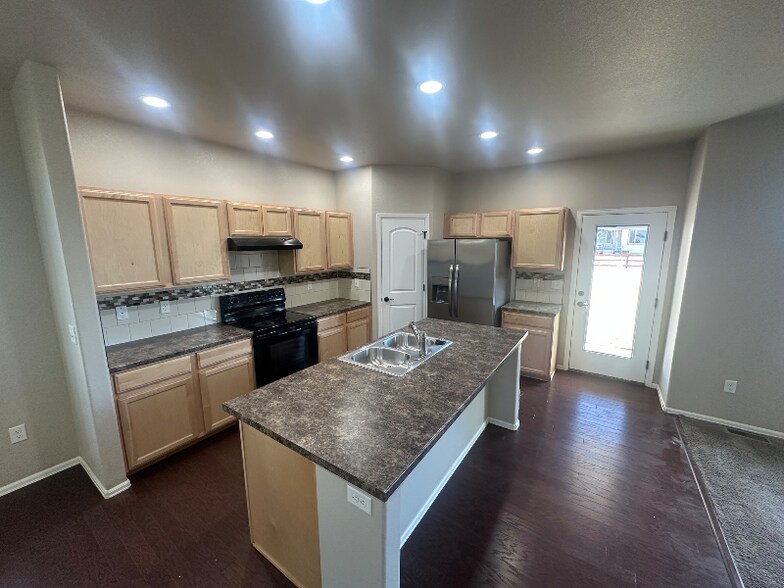 Building Photo - 2142 Falling Leaf Dr