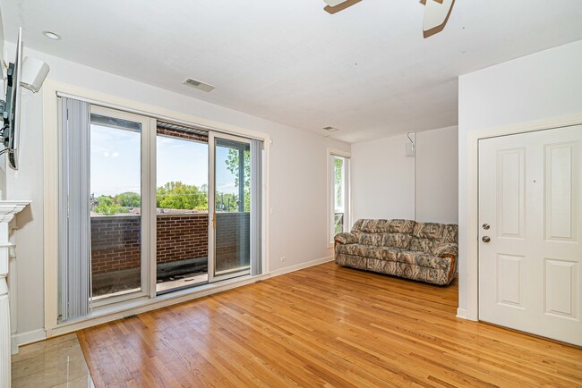 Building Photo - 7642 W Belmont Ave