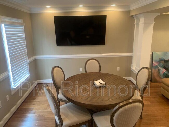 Building Photo - 2106 Cedar St