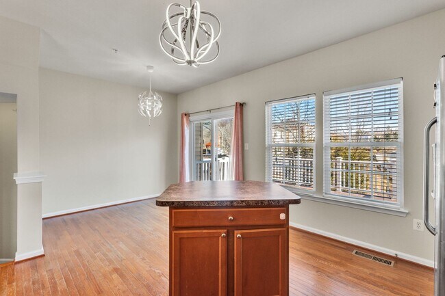 Building Photo - Charming 3 BR + Den Townhouse available now