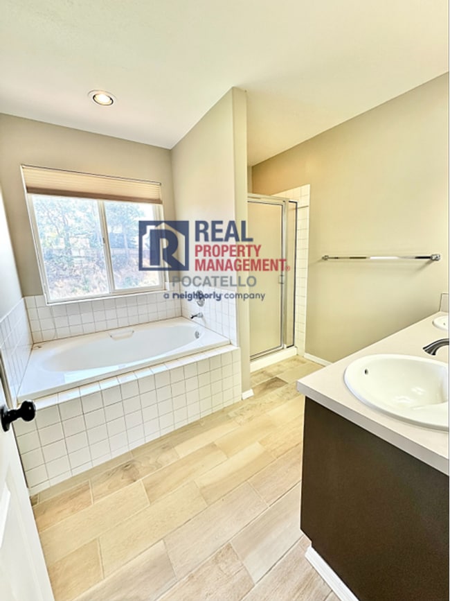 Building Photo - 5 Bedroom 3.5 Bath House - Pet Friendly