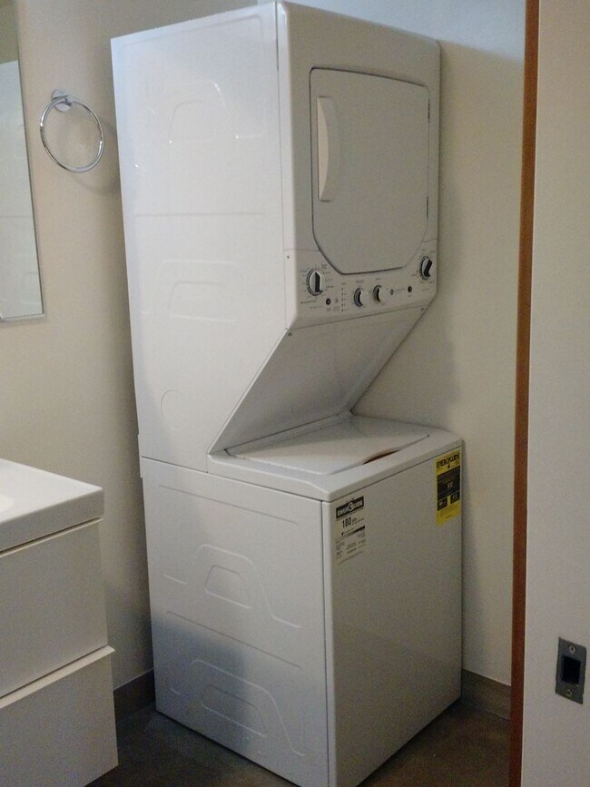 Building Photo - Charming remodeled lower unit with amazing yard and laundry