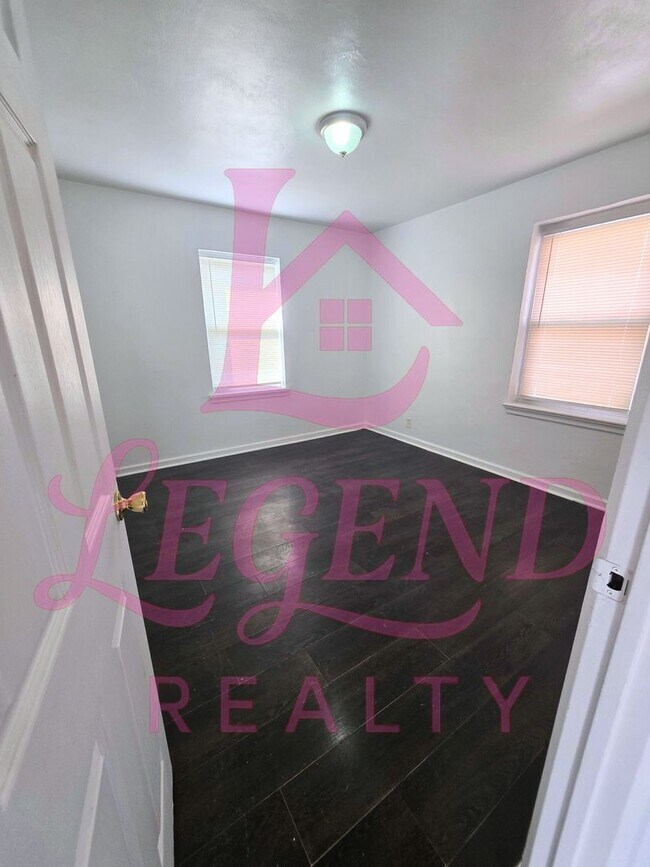 Building Photo - Cozy 2 Bedroom 1 Bathroom Home!