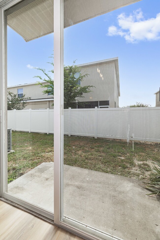 Building Photo - "Charming 3-Bed Townhouse with Granite Elegance in Ruskin - 1366 Sq Ft of Comfort!"