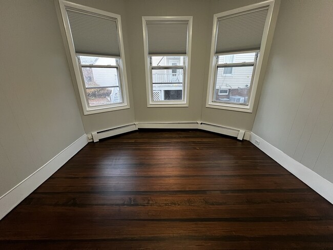 Building Photo - 158 Holland St