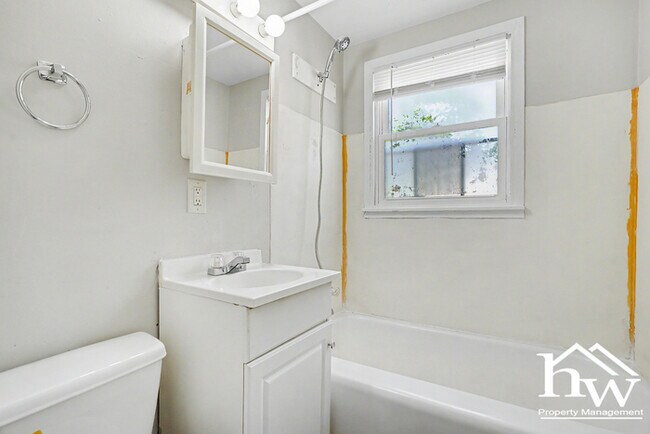 Building Photo - Cute Two Bedroom