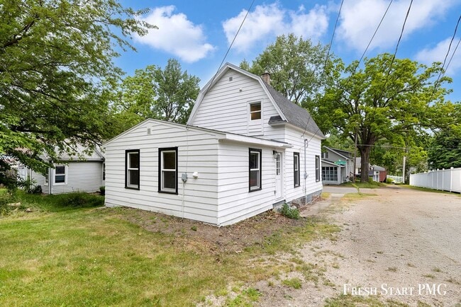 Building Photo - Modern Charm & Fresh Renovation Near River...