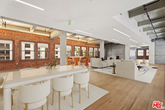 Building Photo - 808 S Broadway