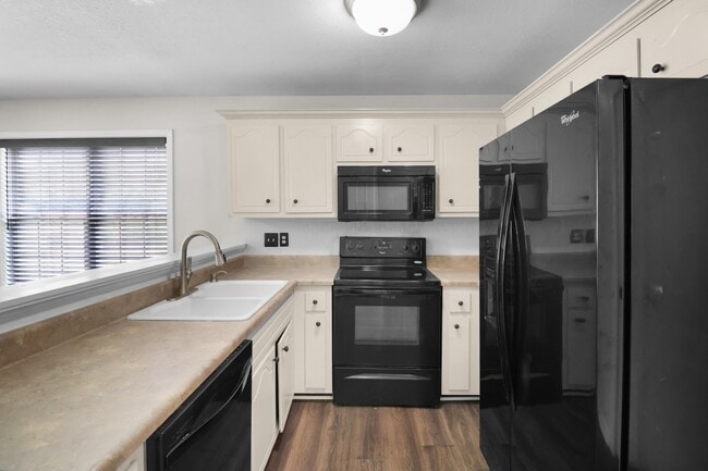 Building Photo - 420 Piney Dr