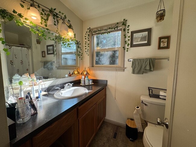 Building Photo - 7 Bed 2.5 Bath House - Near WWU