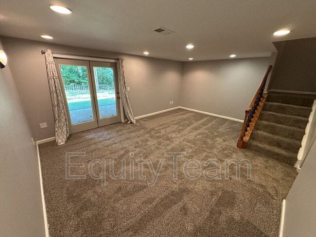 Building Photo - 753 Woodlyn Dr S