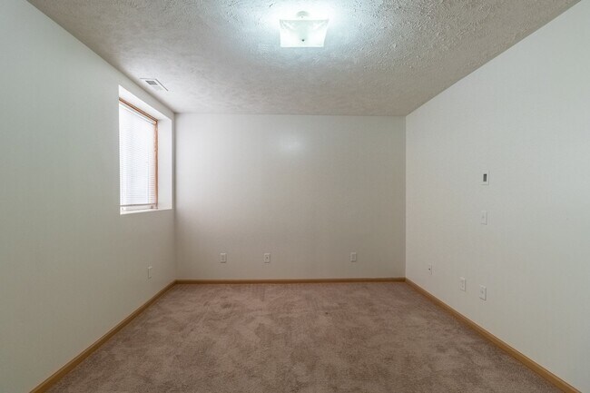 Building Photo - Great Home Close to New Schools and the Fallbrook YMCA