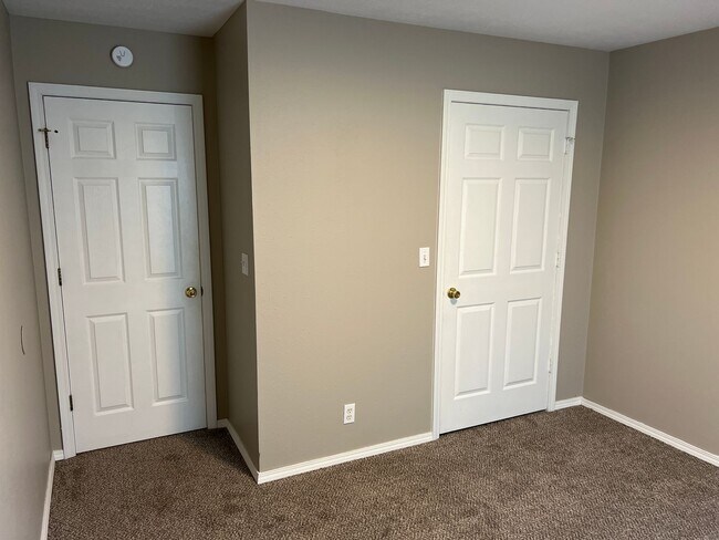 Building Photo - Republic Schools! 3 Bedrooms! 2 Baths! $1495