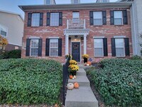 Building Photo - Beautiful brick townhome in Fishers’ Hannover