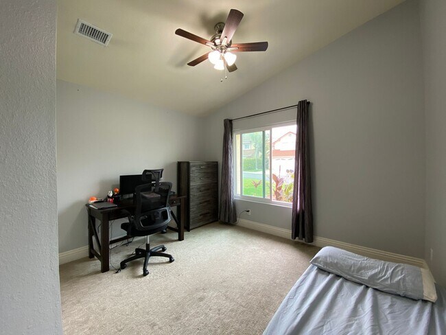 Building Photo - Beautiful Single Story Home in Shadow-Ridge!