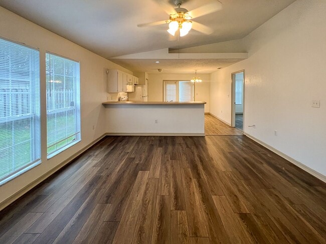 Building Photo - 3BR/2BA Home in Gated Turkey Creek!