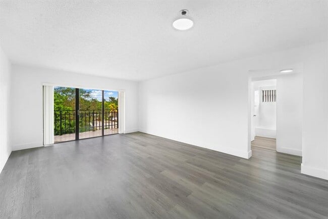 Building Photo - 650 NE 149th St