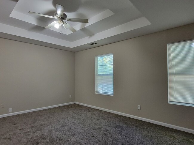 Building Photo - Affordable 2 Story Home - Fresh Paint - New flooring Large Lot - Close to Downtown Atlanta