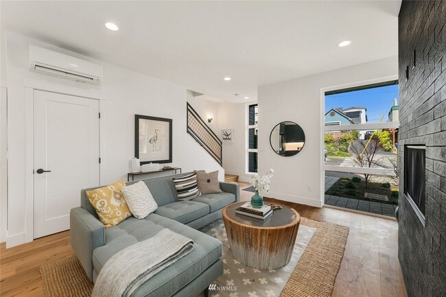 Building Photo - 3bd/1.75ba Seattle Townhome