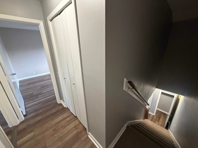 Building Photo - 211 Lakebend Cir