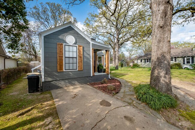 Building Photo - Updated 3-Bedroom Home with Fully Equipped Kitchen & Washer/Dryer in Great Neighborhood!