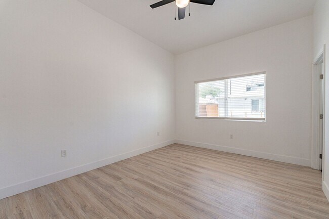 Building Photo - 332-334 N Warren Ave