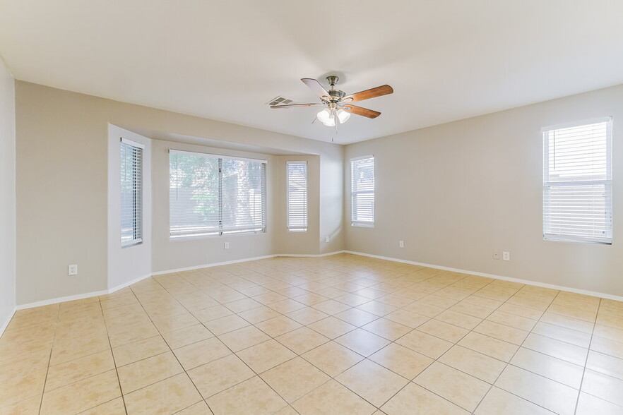 Building Photo - 1505 E Lakeview Dr