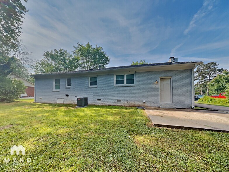 Building Photo - 547 Whitethorn Dr