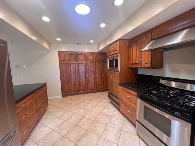 Building Photo - New Price!  COUNTRY LIVING AT ITS BEST