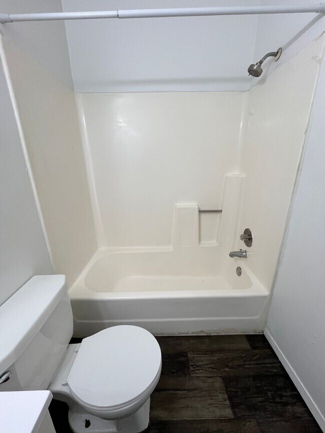 Building Photo - 312 N Spring Ave