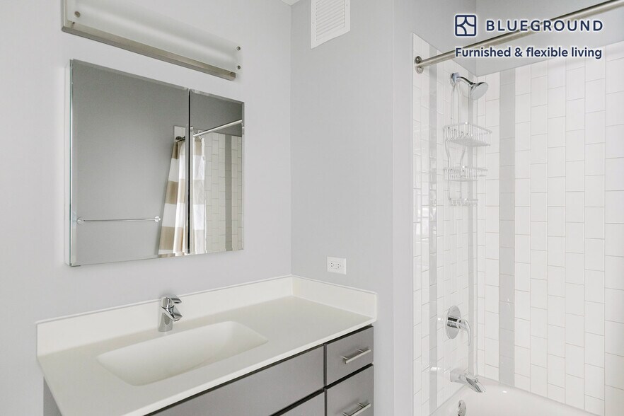 Building Photo - 215 W Lake St