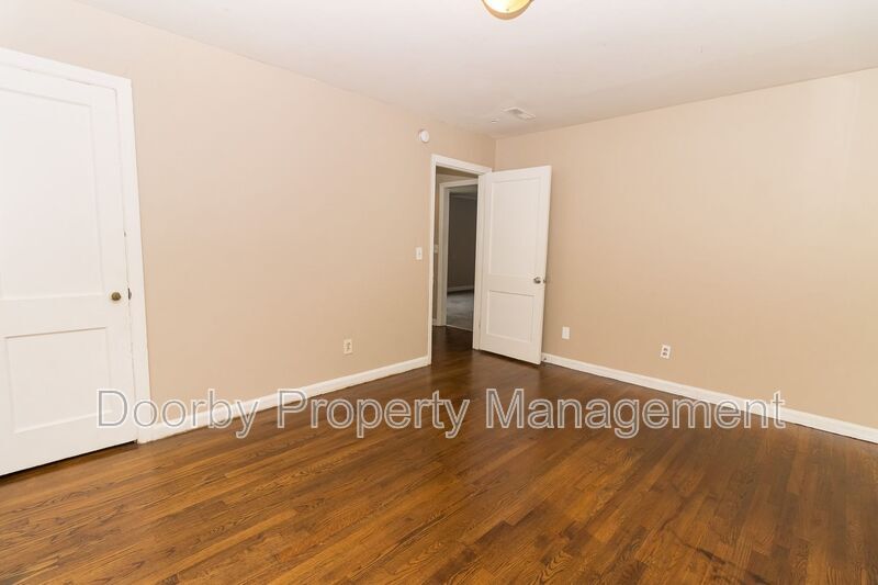 Building Photo - 3302 Pinewood Ave