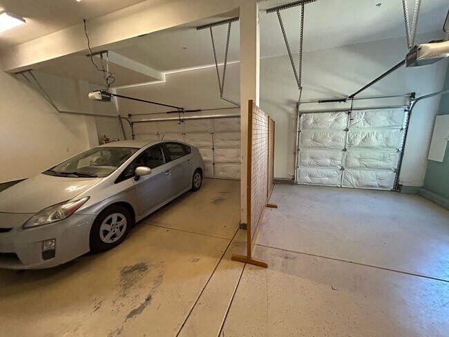 Building Photo - Luxurious and Spacious 5 Bedroom in Gilroy