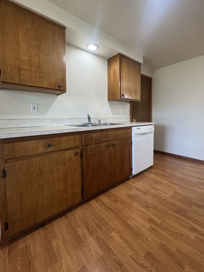 Building Photo - (KIE 1) 2-Bed, 1-Bath Duplex