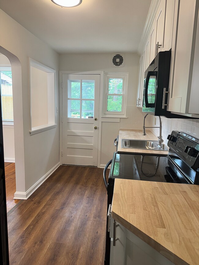 Building Photo - 3 Bedroom Middle River