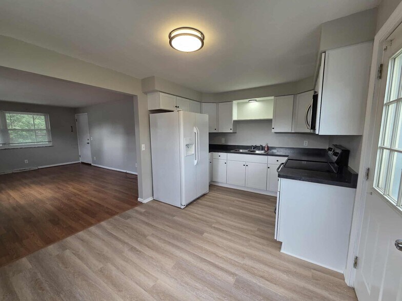 Kitchen - 4186 Ruckle ave