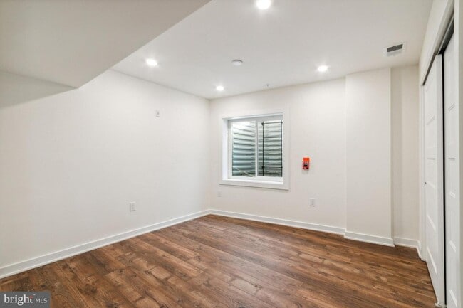 Building Photo - 6211 Woodbine Ave