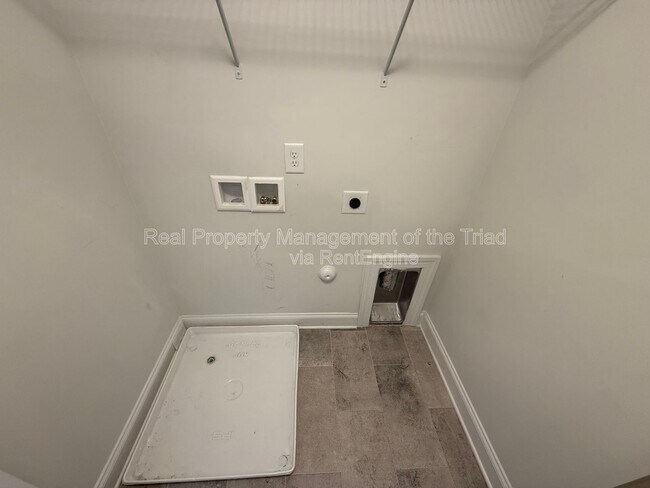 Building Photo - 3833 Thistleberry Rd